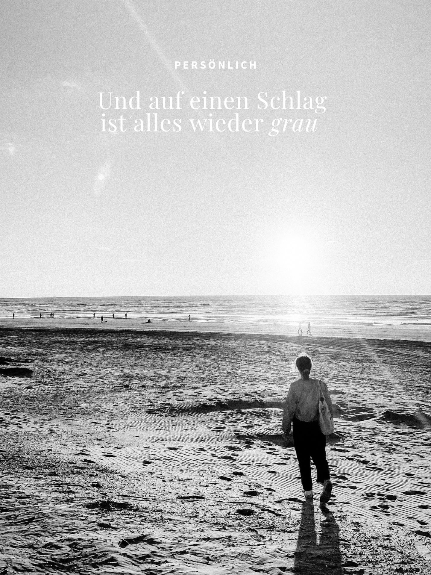 Seit Mai, eigentlich über den ganzen Sommer hinweg, wütete meine Kinderwunschwunde wieder ordentlich. Ich habe meine Lieblingsmonate trotzdem irgendwie gestaltet und versucht, so viel Leben wie möglich reinzupacken, aber der Grauschleier ließ sich nicht verleugnen. 

Umso schöner war es, Ende August zu bemerken, dass die Wolken sich ganz langsam wieder verziehen. Vorgestern habe ich zum ersten Mal seit langem wieder Tränen gelacht und gestern schaute ich wieder in zwei lang vermisste leuchtende Augen, als ich in den Spiegel blickte. 

Ich kann mich daran nicht so richtig gewöhnen. Ich wär so gern die Frau, die zwar keine Kinder bekommen konnte, aber ihr »selbstbestimmtes« Leben jetzt in vollen Zügen genießt. Aber, naja, es ist nun mal nicht selbstbestimmt, wenn ich mich nicht selbst dafür entschieden habe. Wenn mir die Wahl genommen wurde. 

Meine Kinder, unsere Kinder, für die es Namen und schon so viel Liebe gab, bestimmen oft mein Leben, ohne dass sie je geboren wurden. Und am Ende geht es eben nicht darum, sich zu wünschen, man sei anders. Am Ende geht es darum, sich das Leben, das man hat, zu gestalten – mit allem, was es mit sich bringt. 

Am Ende bin ich genau diese Frau. Die das Beste draus macht und sich erlaubt, ab und zu ein Wrack zu sein. »Denn ein Wrack ist ein Ort, an dem ein Schatz schlummert« ❤️‍🩹

Kinderwunsch | Unerfüllter Kinderwunsch | Unerfüllbarer Kinderwunsch | Mentale Gesundheit