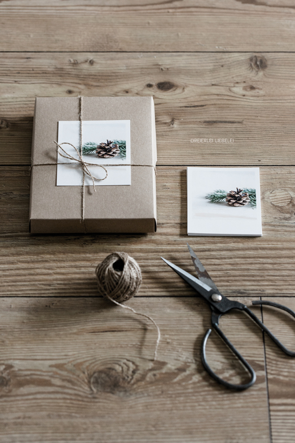 Weihnachtliche Geschenkverpackung mit Polaroidfotos