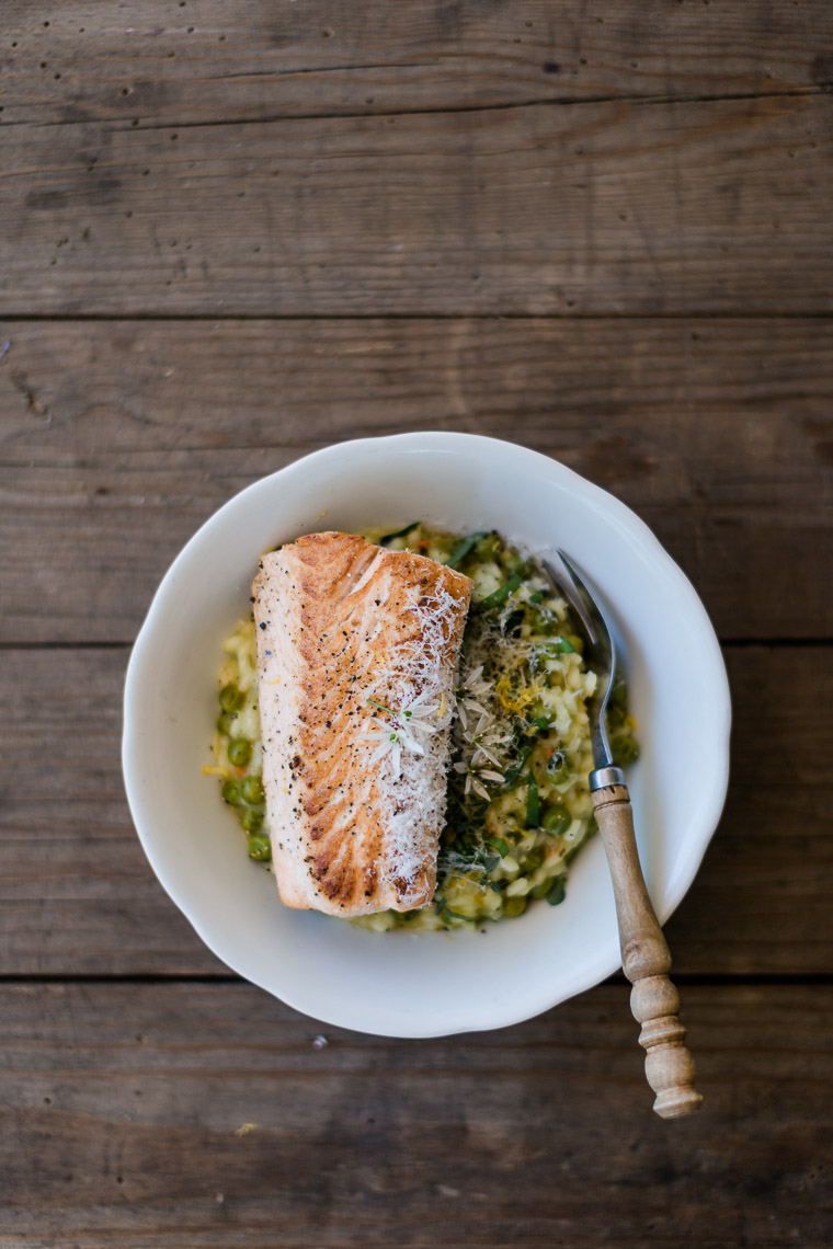 Erbsenrisotto mit Bärlauch und gebratenem Lachs