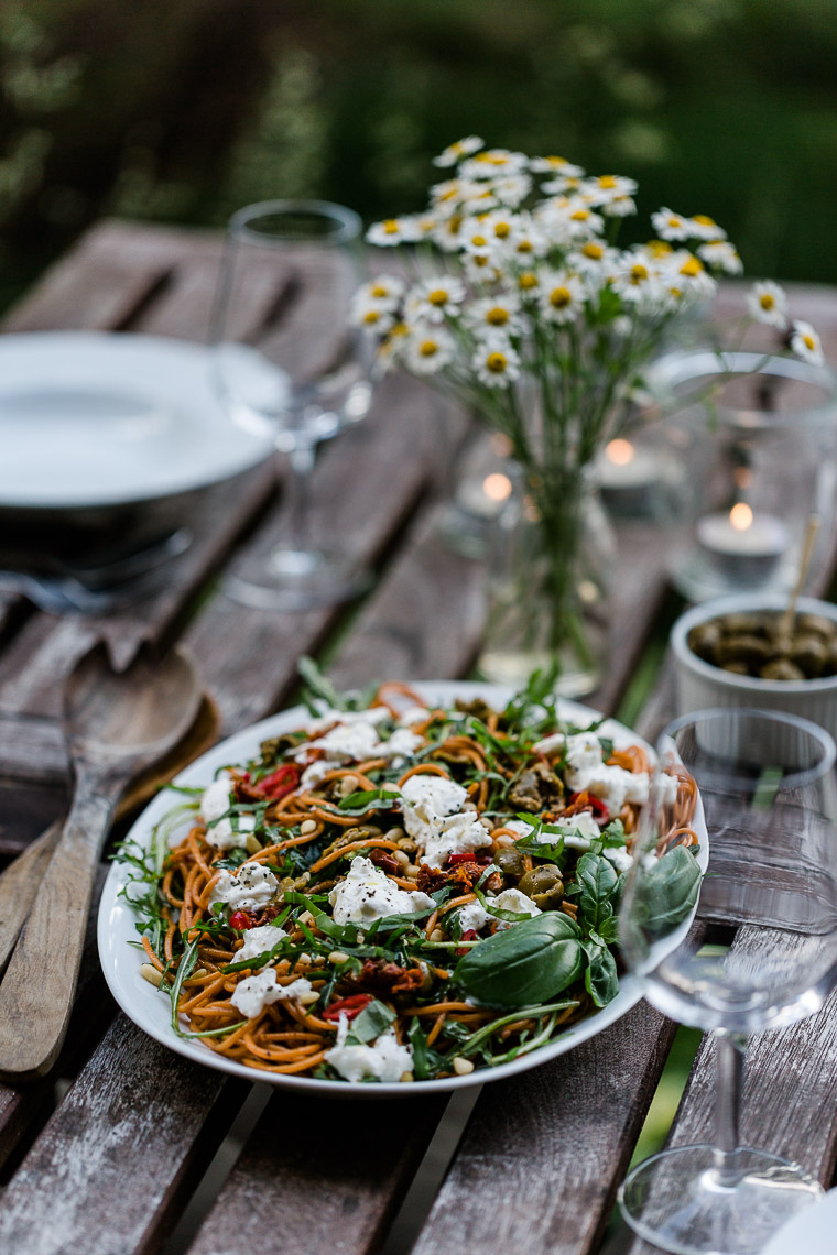 Würziger Spaghettisalat mit Burrata und Rucola