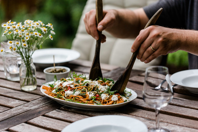 Würziger Spaghettisalat mit Burrata und Rucola