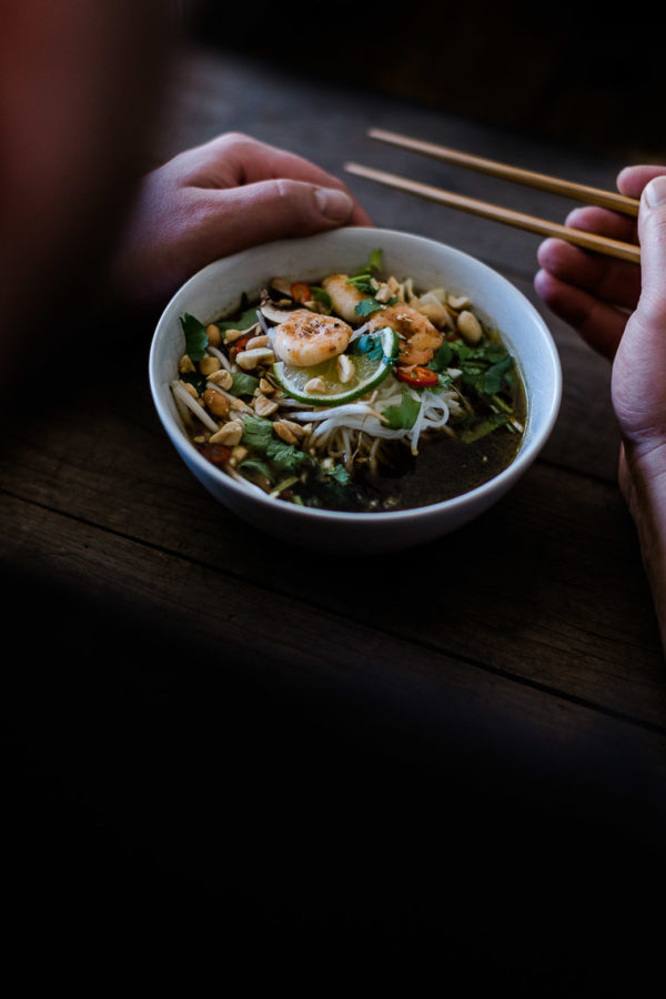 Ramen Suppe mit Erdnuss-Chili-Garnelen - Nadine Burck