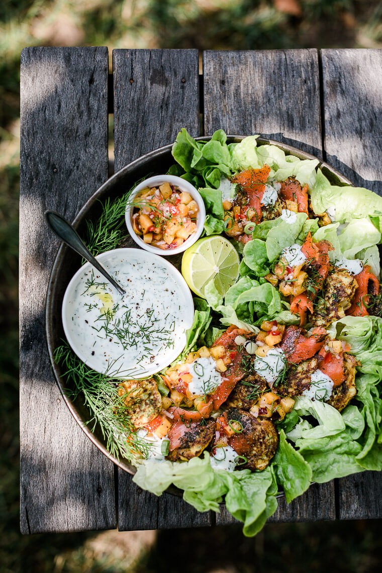 Low Carb Salat Tacos mit Wildlachs, Zucchini Talern, Nektarinensalsa und Limetten-Joghurt-Sauce