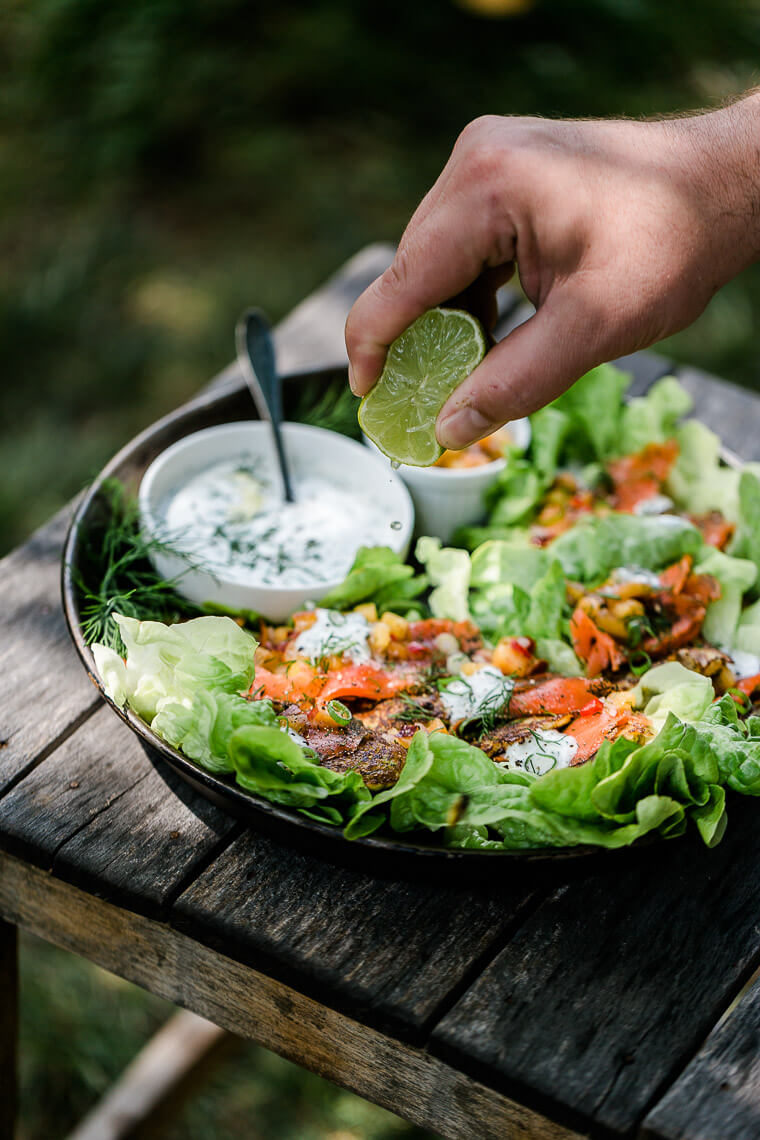 Low Carb Salat Tacos mit Wildlachs, Zucchini Talern, Nektarinensalsa und Limetten-Joghurt-Sauce