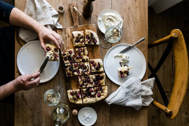 Herbstliche Focaccia mit roten Trauben &amp; geschmorten Zwiebeln