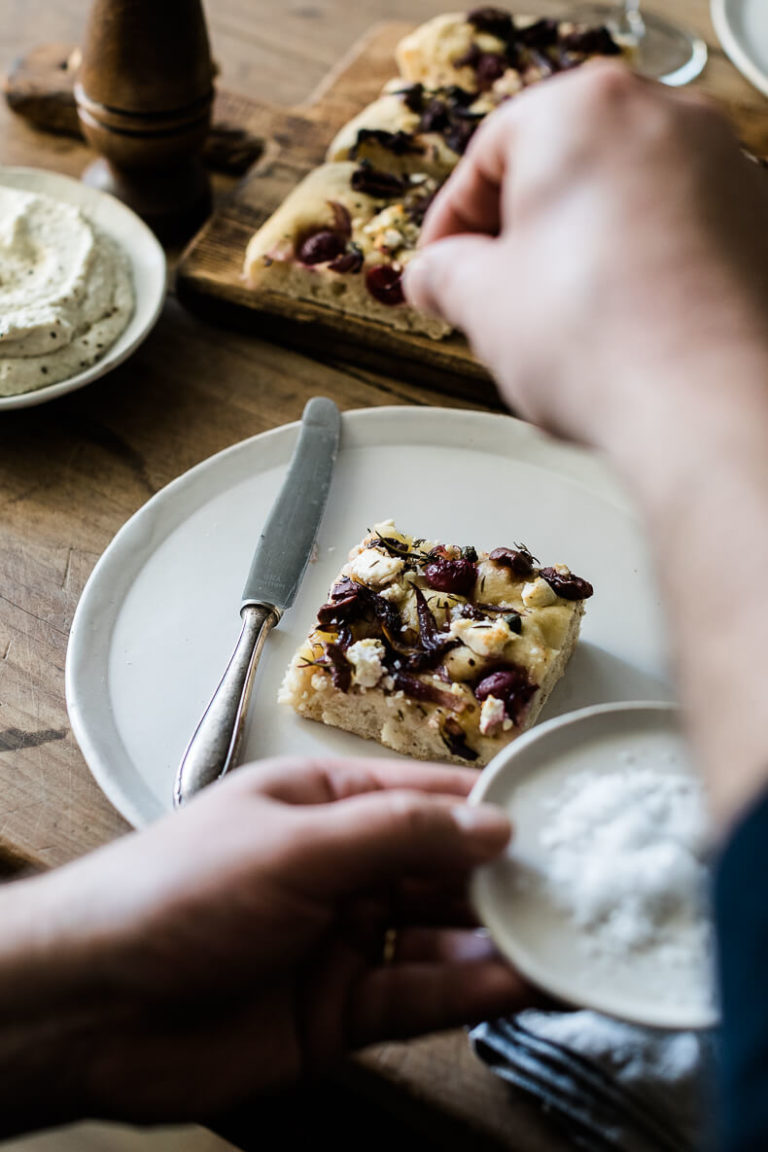 Herbstliche Focaccia mit roten Trauben &amp; geschmorten Zwiebeln