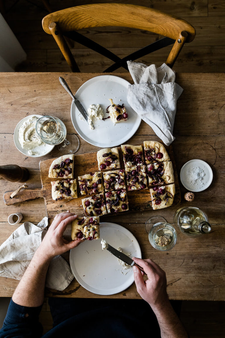Herbstliche Focaccia mit roten Trauben &amp; geschmorten Zwiebeln