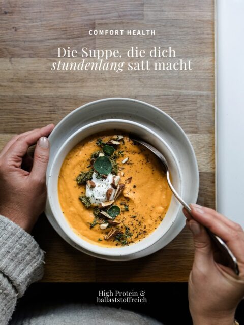 Diese ofengeröstete Gemüsesuppe habe ich im letzten Jahr für einen Job gekocht und sie fest für die nächsten Regentage eingeplant. 

Was Suppen ja oft fehlt, um als vollwertige Mahlzeit durchzugehen, sind Proteine. Die liefern hier Feta und Kichererbsen – zusammen mit den Ballaststoffen aus dem Gemüse macht sie dich zuverlässig stundenlang satt ❤️ Das Gemüse kannst du prinzipiell ganz nach deinem Gusto oder jenachdem, was du im Kühlschrank hast, einfach austauschen. Viel Freude beim Nachkochen, ich freu mich, wenn du mir Bescheid gibst, wie sie dir geschmeckt hat. 

Hier ist das Rezept zum Abspeichern und Nachkochen für zwei bis drei Personen: 

Zutaten:
• eine Süßkartoffel
• 1/4 Blumenkohl
• zwei Hände voll Tomaten
• zwei Karotten
• eine rote Zwiebel
• eine Paprika
• eine Knolle Knoblauch
• eine Packung Feta
• eine Dose Kichererbsen
• 750 ml Gemüsebrühe
• Thymian
• Salz, frisch gemahlener Pfeffer
• Olivenöl

Den Backofen auf 200° C Ober- und Unterhitze vorheizen. Das Gemüse gründlich waschen und je nach Größe halbieren oder vierteln bzw. achteln und zusammen mit der Knoblauchknolle und dem Feta auf einem mit Backpapier belegten Backblech verteilen.

Ein bis zwei Esslöffel Olivenöl, Thymian, Salz und Pfeffer auf dem Gemüse und dem Feta verteilen. Etwa 30 bis 40 Minuten backen, bis das Gemüse und der Feta leicht bräunen.

Die Kichererbsen, das Gemüse, ein paar der (geschälten) Knoblauchzehen und die Gemüsebrühe im Mixer cremig mixen. Wenn die Konsistent zu fest ist, ggf. noch etwas mehr Gemüsebrühe dazugeben.

Bei Bedarf danach noch einmal in einem Topf erhitzen. Die Suppe schmeckt auch pur fantastisch – aber ich hab sie noch mit etwas Skyr, Pesto, Thymian, Kapuzinerkresse, gehackten Mandeln und frisch gemahlenem Pfeffer getoppt.

Rezept | Suppe | Herbst | High Protein | Ballaststoffe | Vegetarisch